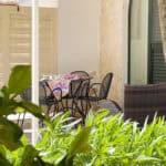 Il verde la fa da padrone presso La Maison One - Bed & Breakfast con piscina a Carovigno.